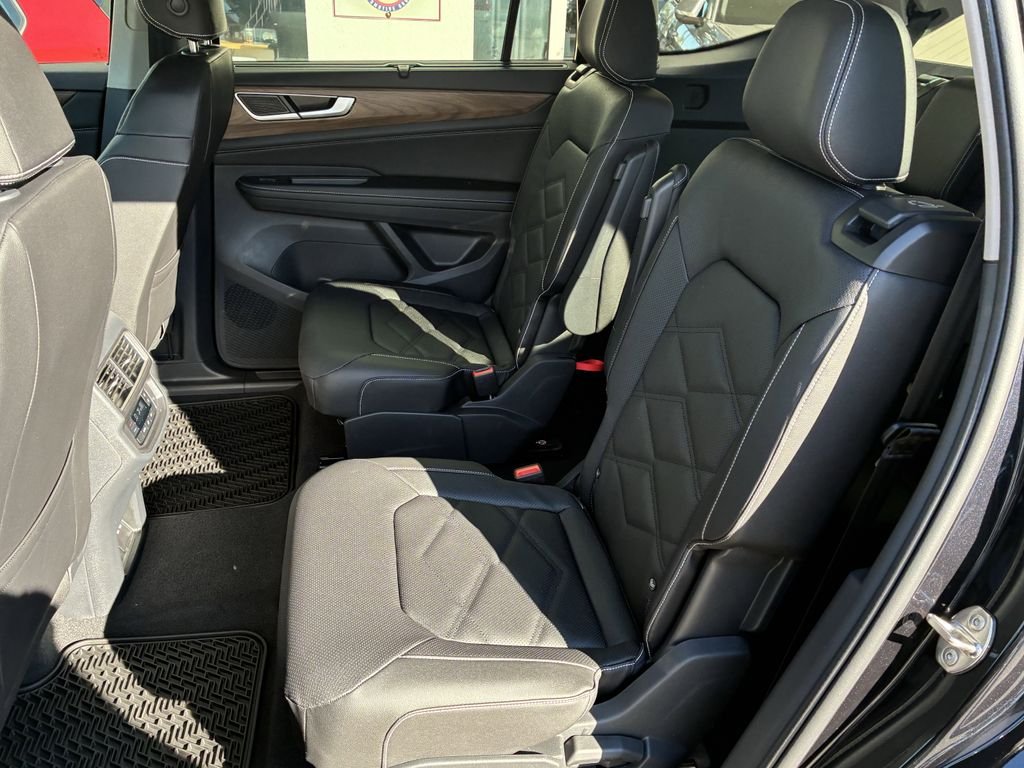 New 2026 Black Volkswagen 2.0T SE w/Technology image 28