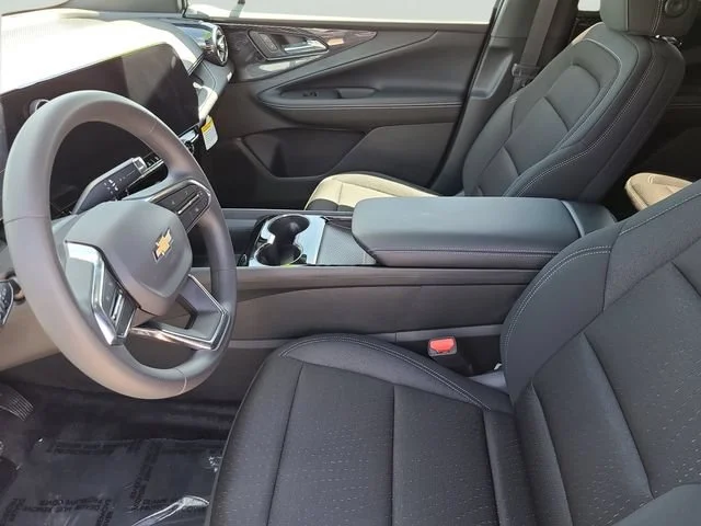 New 2025 Summit White Chevrolet LT image 21