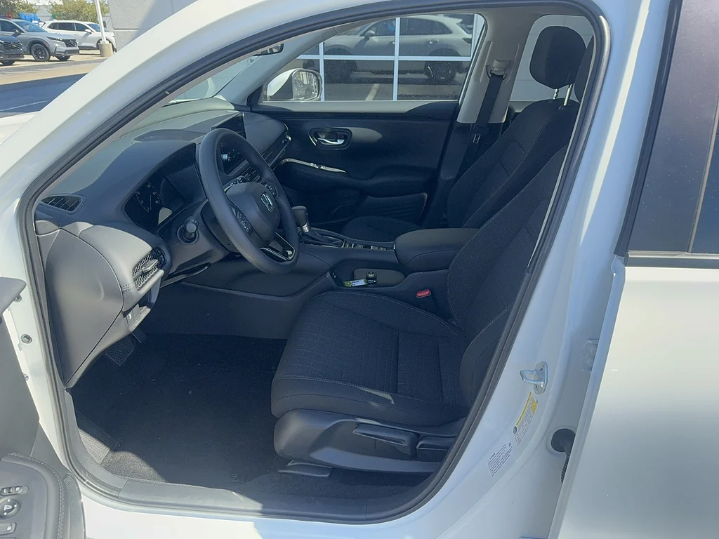 2027 Honda HR-V LX, photo 10 of 12