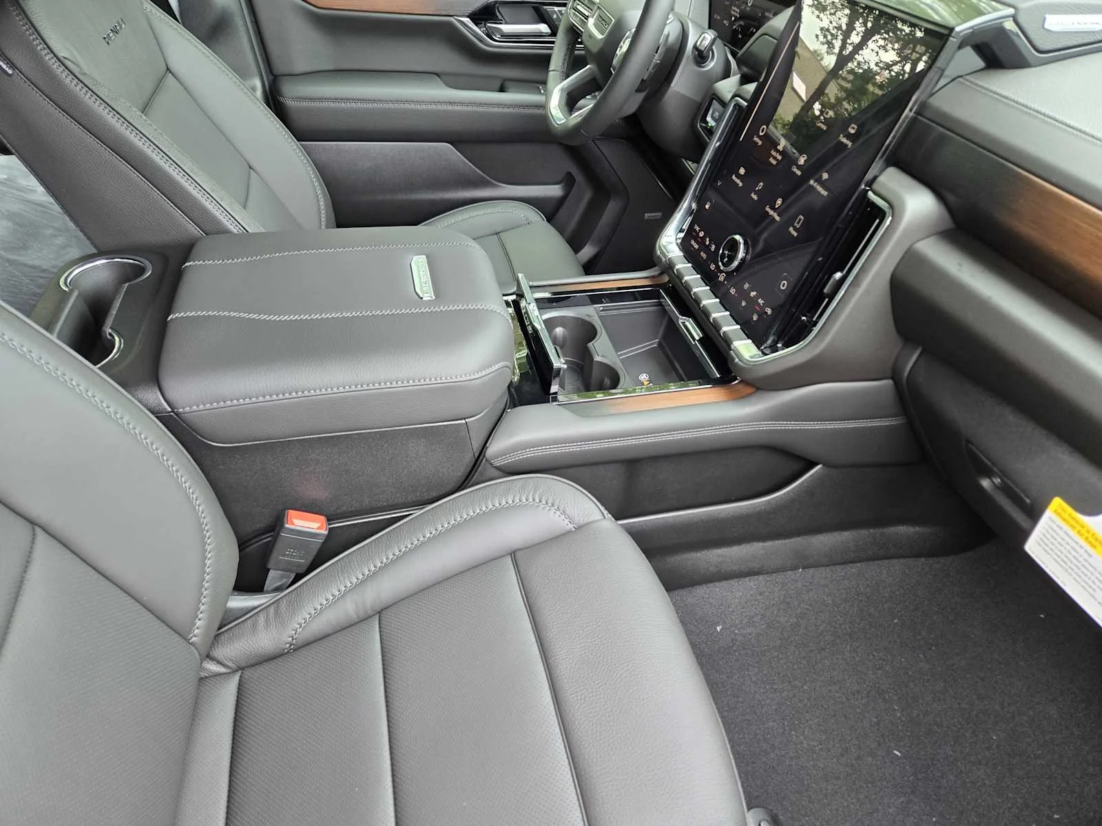2026 GMC Yukon Denali - Photo 9