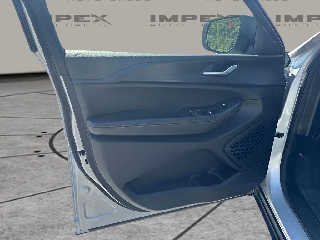 Used 2024 Silver Jeep Laredo image 20