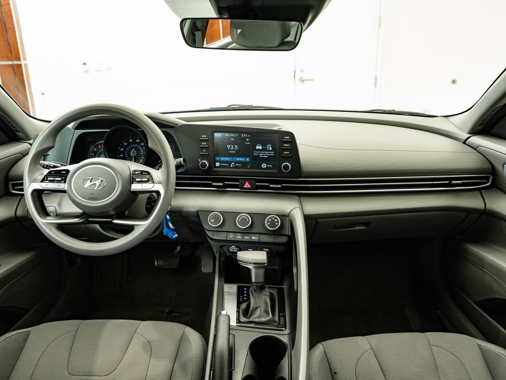 Used 2021 Quartz White Hyundai SE image 4