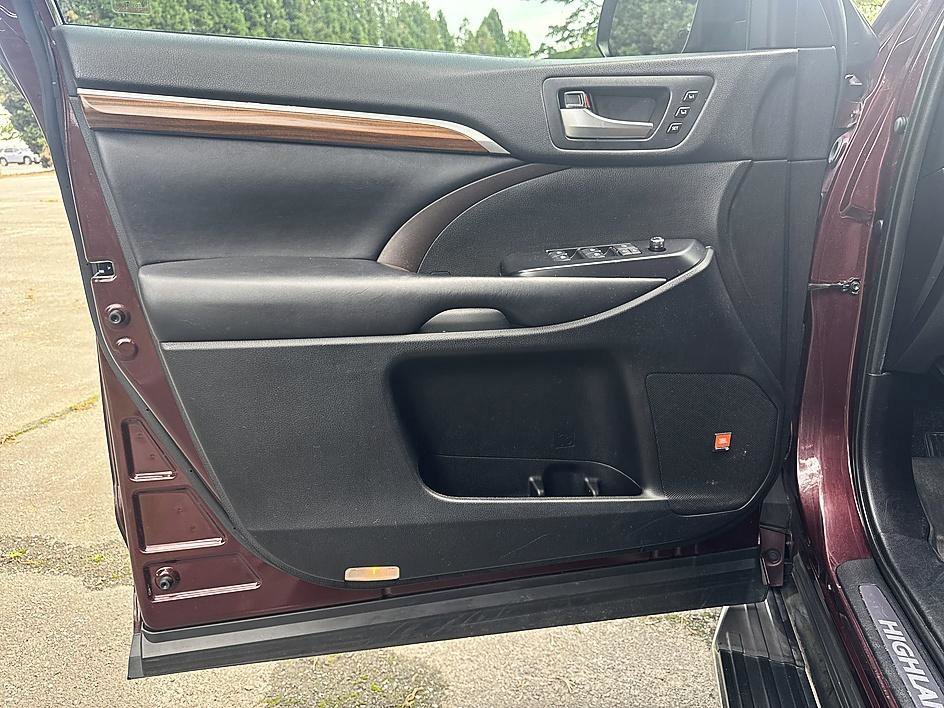 Used 2019 Ooh La La Rouge Mica Toyota Limited image 9