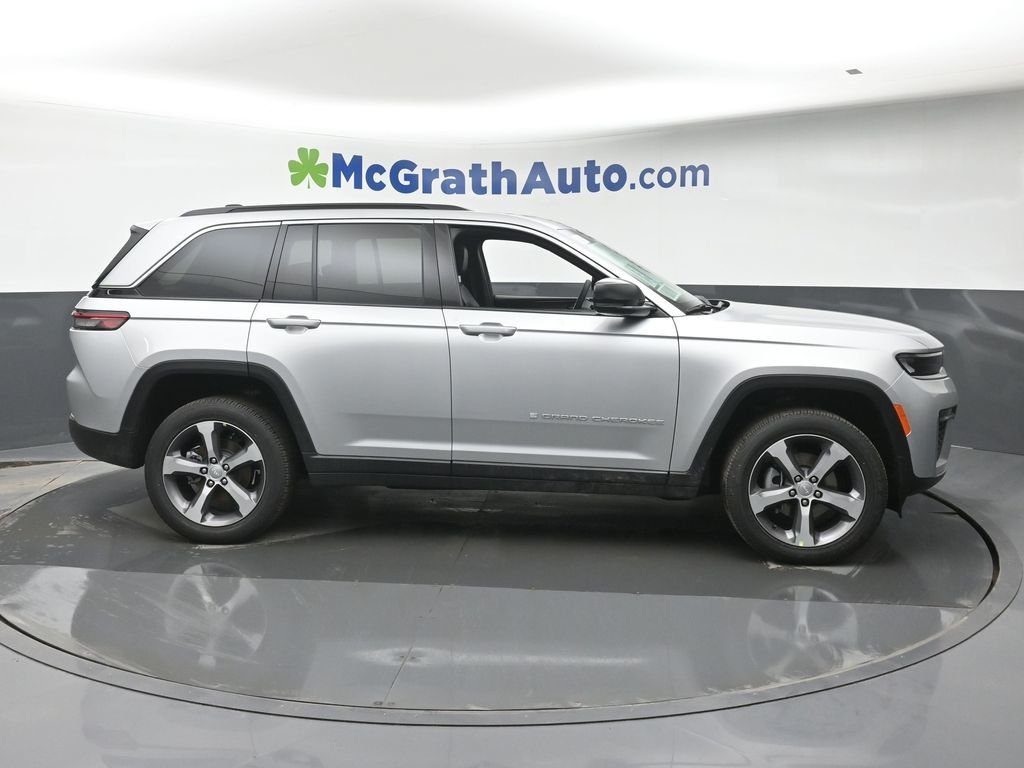 New 2026 Silver Zynith Exterior Paint Jeep Limited image 5
