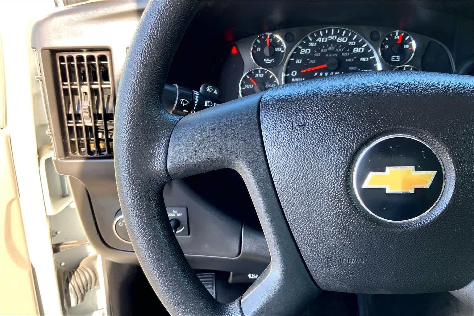 Used 2019 Summit White Chevrolet  image 18