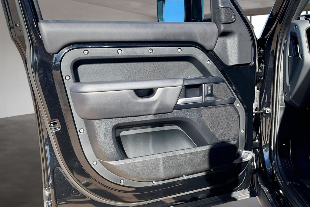 Used 2026 Black Land Rover X-Dynamic SE image 17