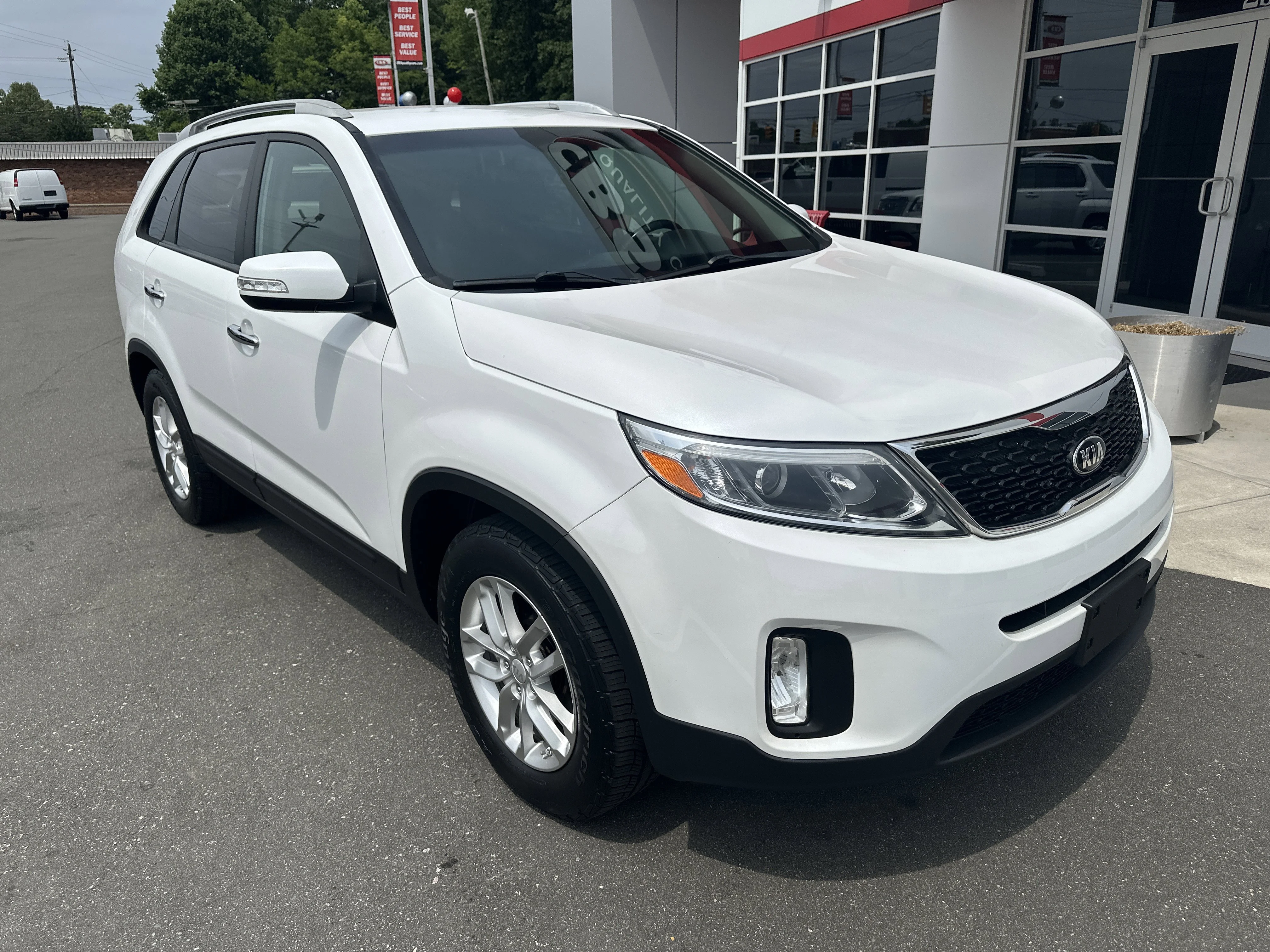 Used 2015 Snow White Pearl Kia LX image 2