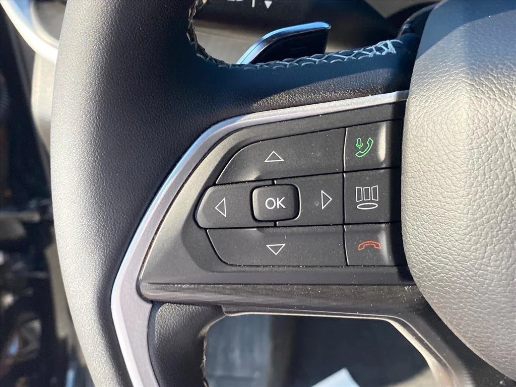 Used 2024 Diamond Black Crystal Pearlcoat Jeep Altitude X image 18