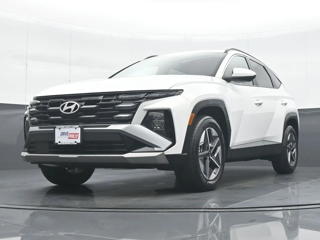 Used 2025 White Hyundai SEL image 25