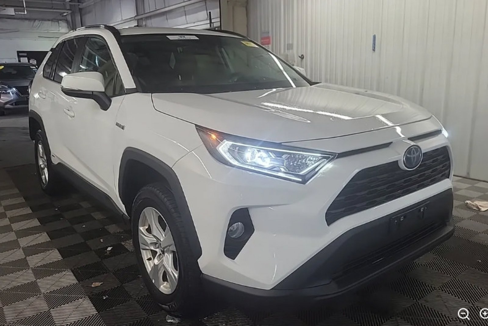 Used 2021 Super White Toyota Hybrid XLE image 4