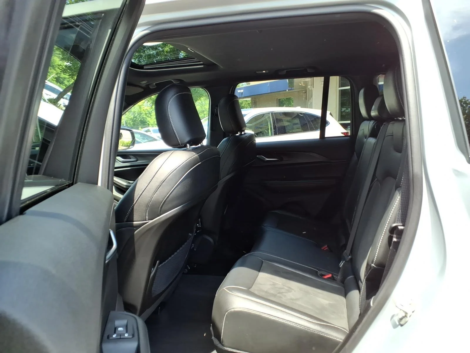 Used 2023 Silver Zynith Clear Coat (pse) Jeep Altitude image 14