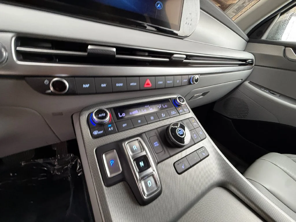 Used 2025 Silver Hyundai SEL image 22