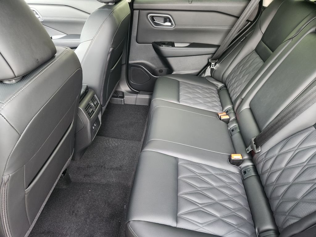 New 2026 Champagne Silver Metallic / Super Black Two-tone Nissan Platinum image 30