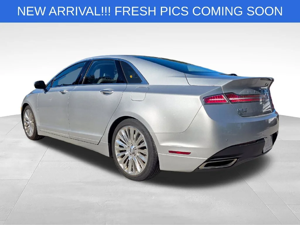 Used 2013  Lincoln 4dr Sdn FWD image 4