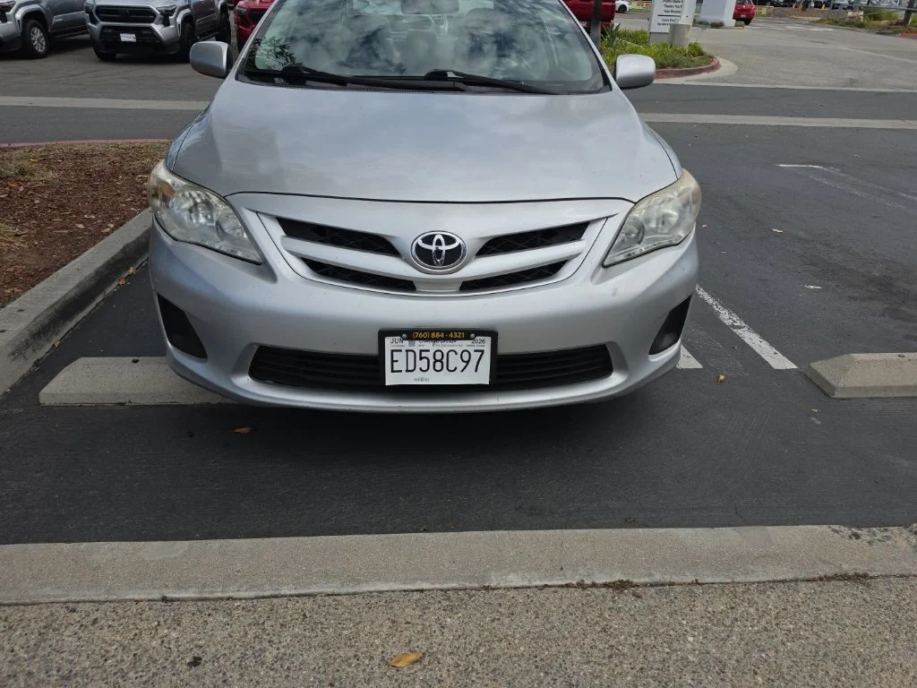 Used 2011 Silver Toyota LE image 2