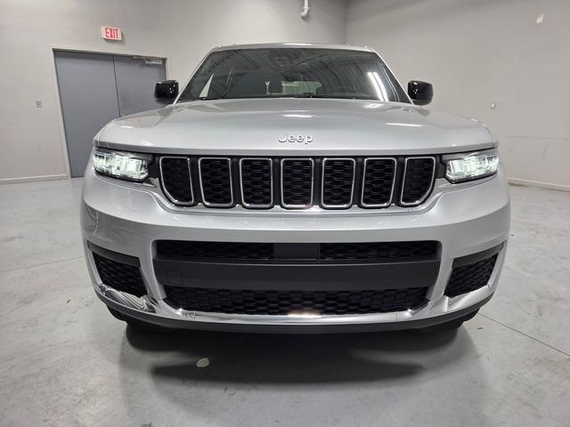 New 2026 Silver Zynith Exterior Paint Jeep Laredo X image 2
