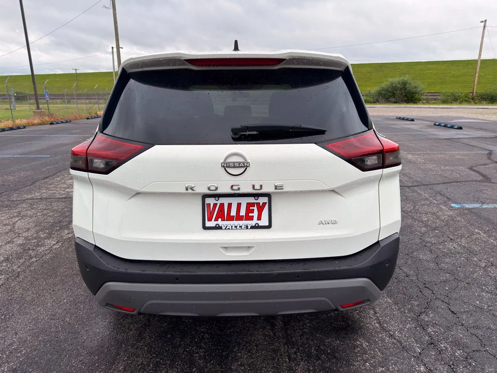 Used 2023 White Nissan S image 11