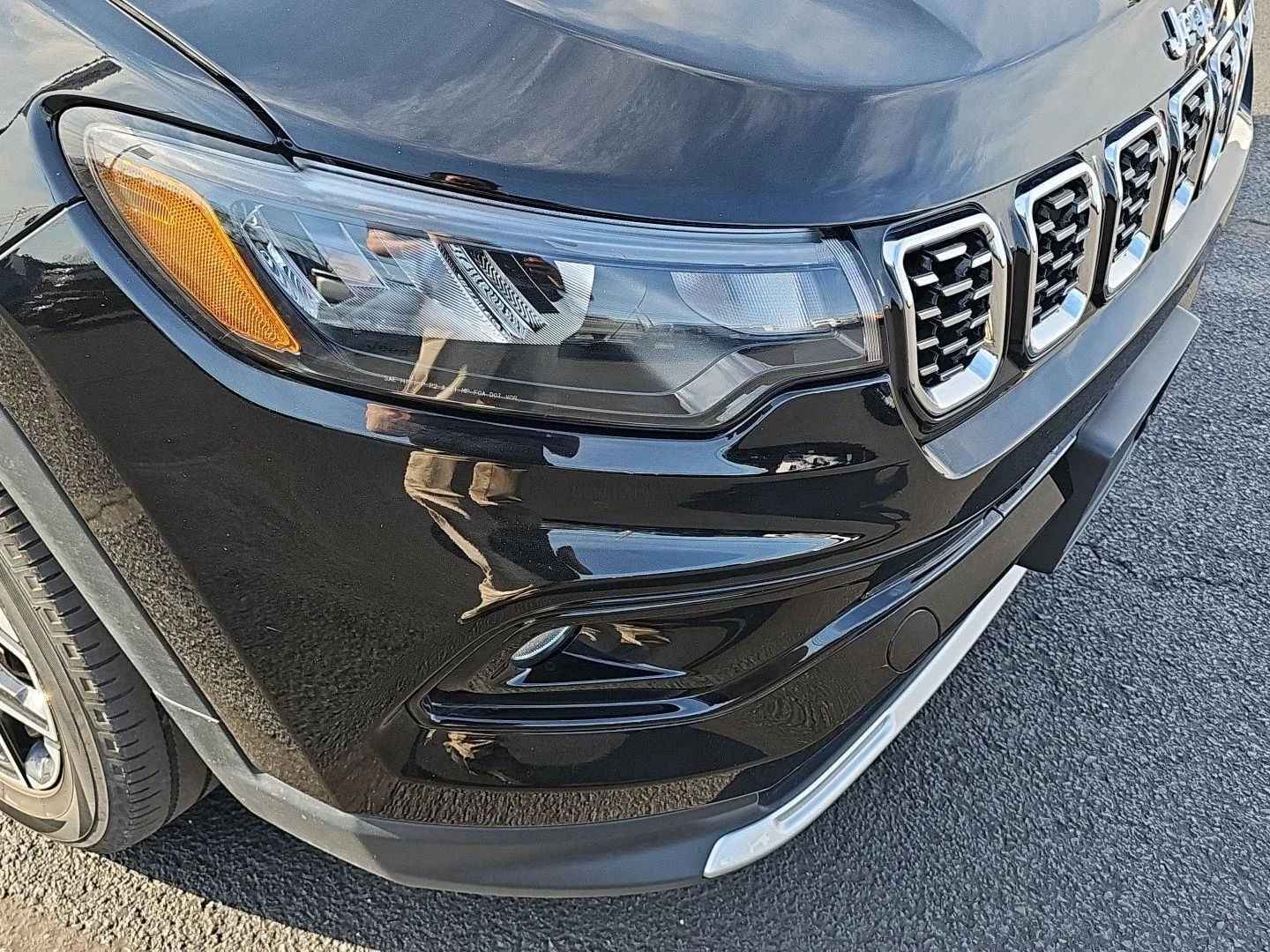 Used 2025 Diamond Black Jeep Limited image 29
