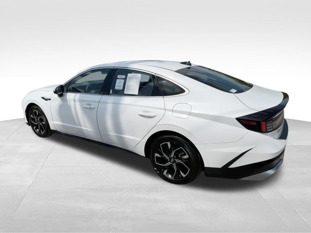Used 2025 White Hyundai SEL image 6