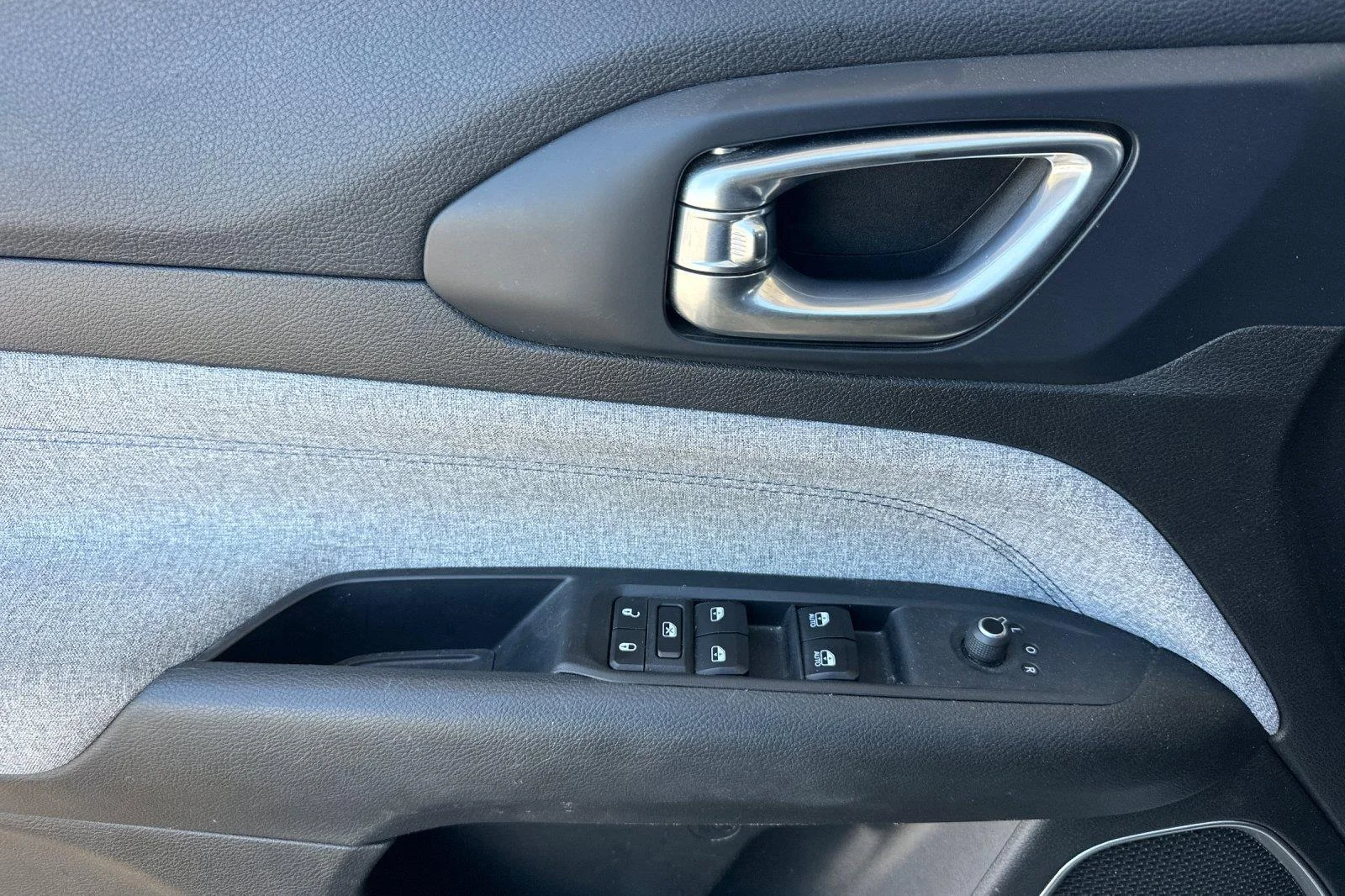 Used 2024 Bright White Clearcoat Jeep Latitude image 11