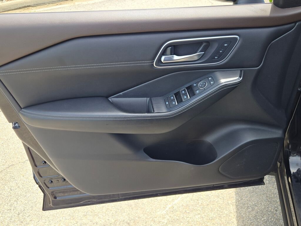 Used 2021  Nissan Platinum image 21
