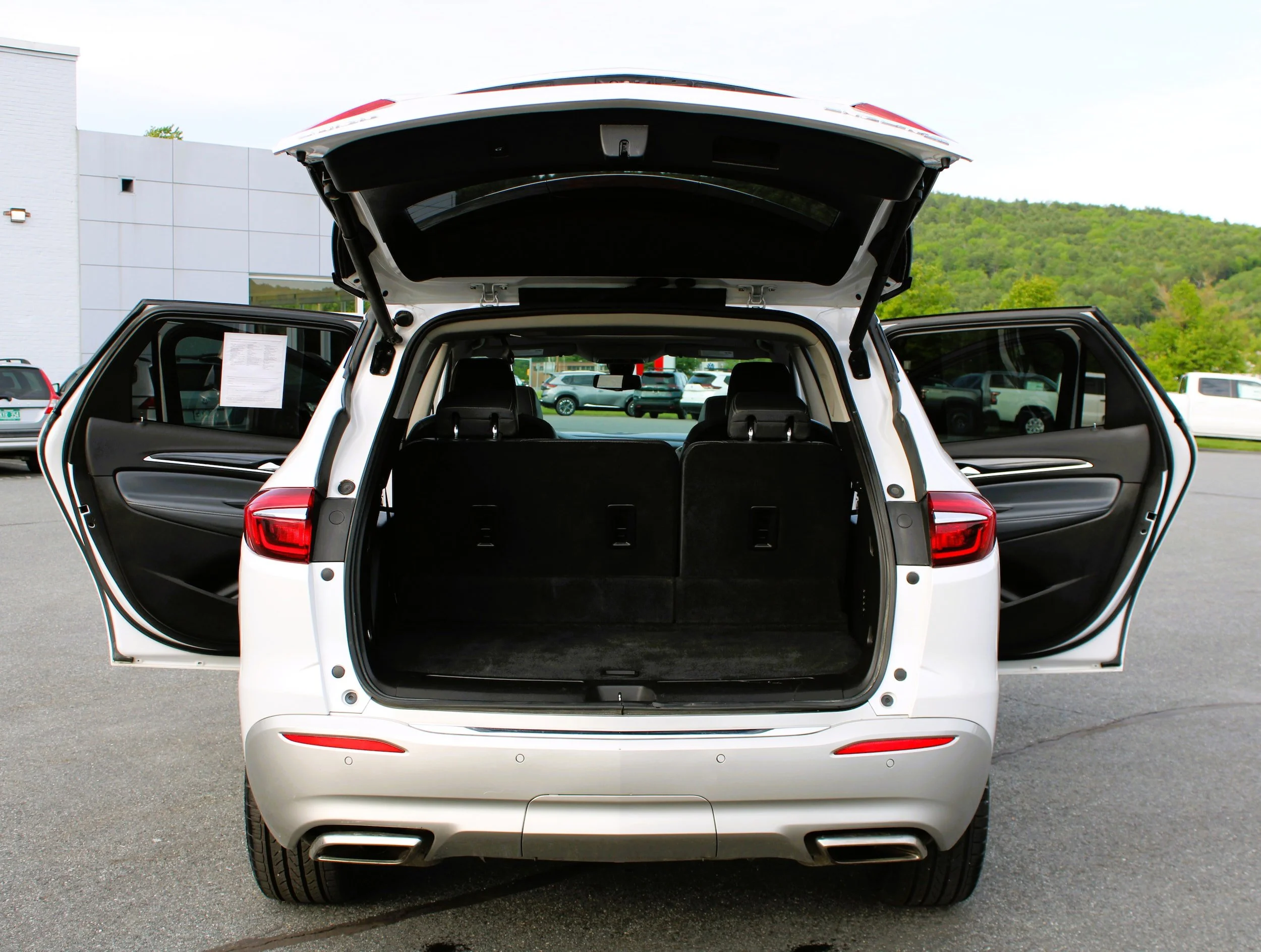 Used 2018 White Frost Tricoat Buick Premium image 18