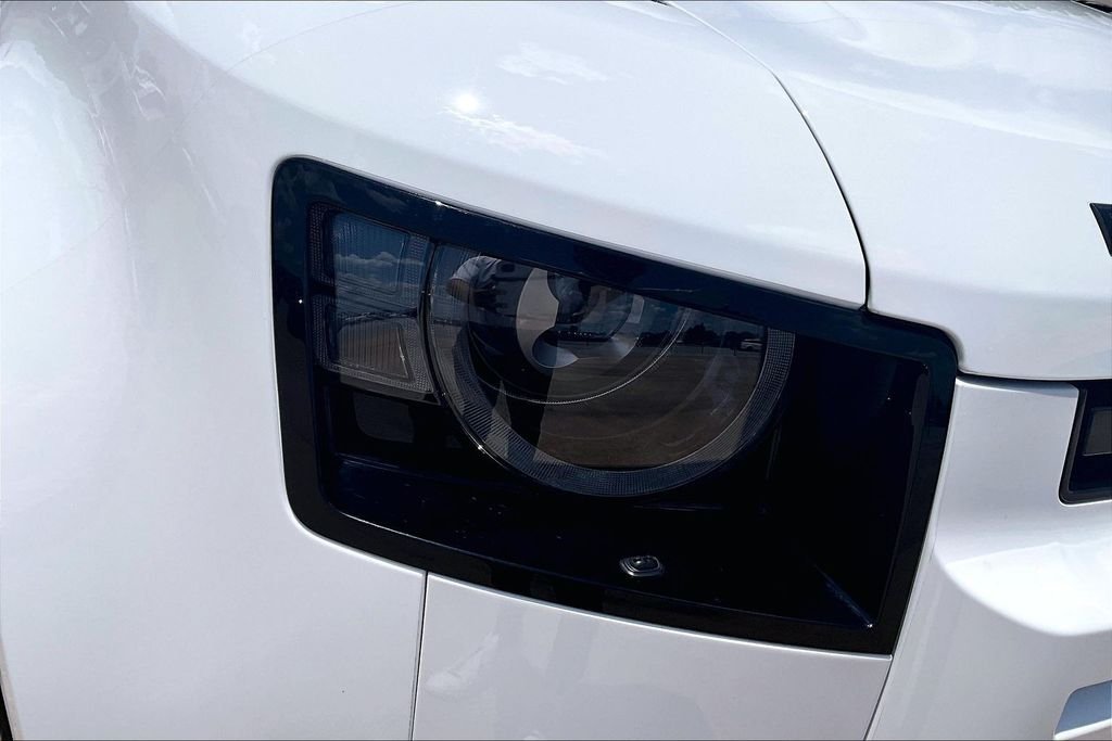 Certified Used 2025 Fuji White Land Rover X-Dynamic SE image 30