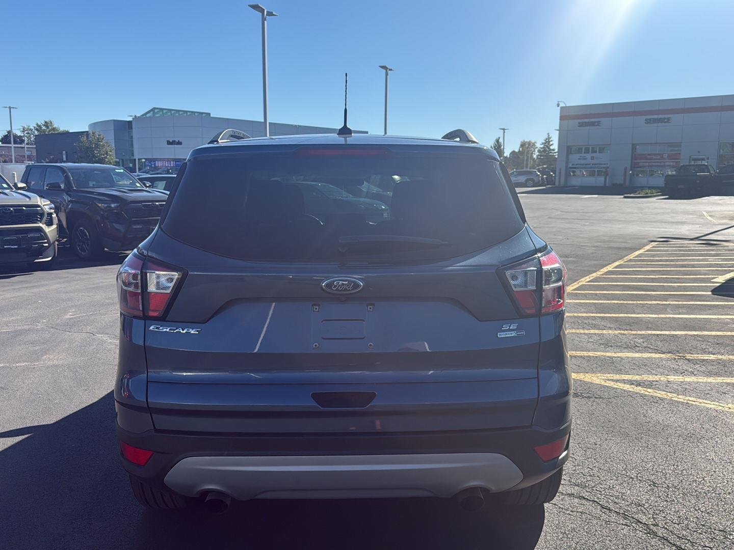 Used 2018 Blue Ford SE image 4
