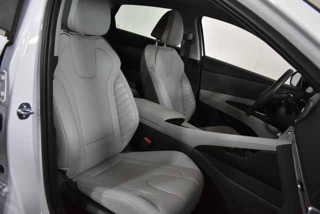 2025 Hyundai Elantra Limited - Photo 13