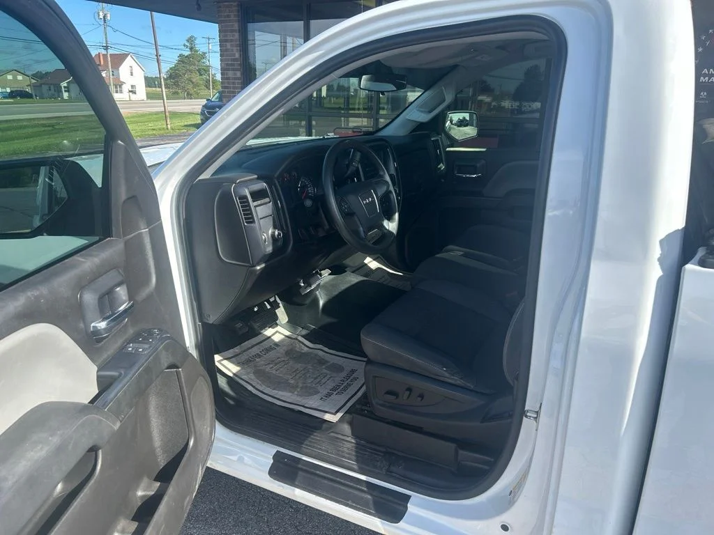 Used 2018  GMC Base image 7