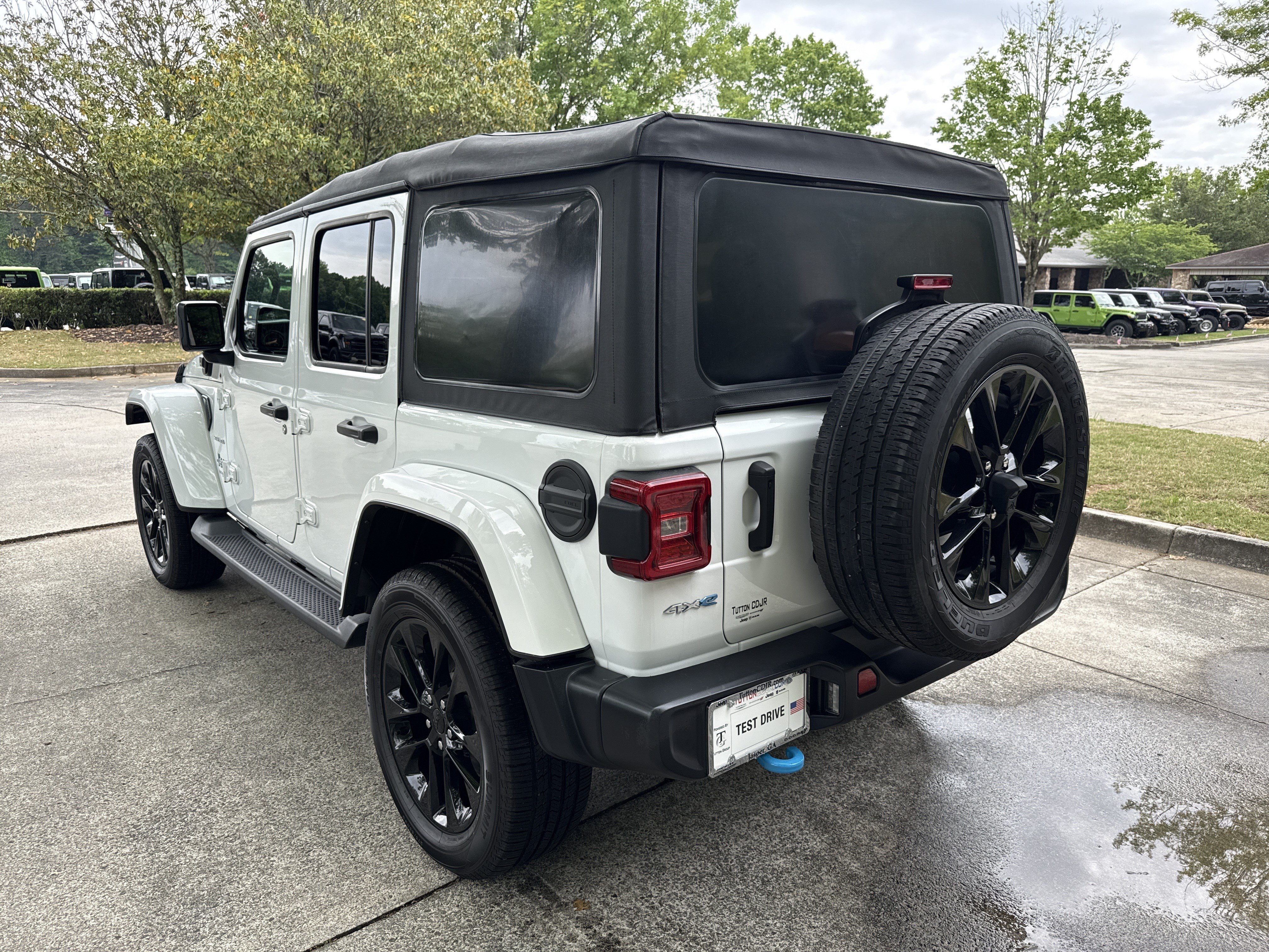 Used 2022 Bright White Clearcoat Jeep Unlimited Sahara image 5