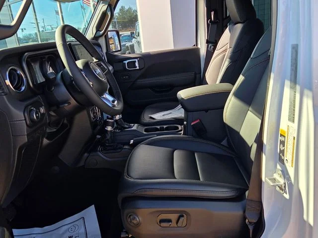 New 2026 Bright White Clear-Coat Exterior Paint Jeep Sahara image 6
