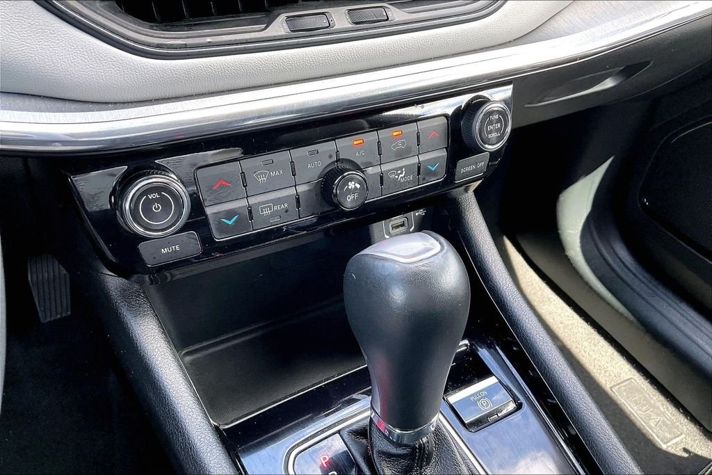 Used 2024 White/off-white Jeep Limited image 25
