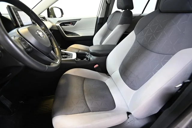 Used 2021 Silver Toyota XLE image 7