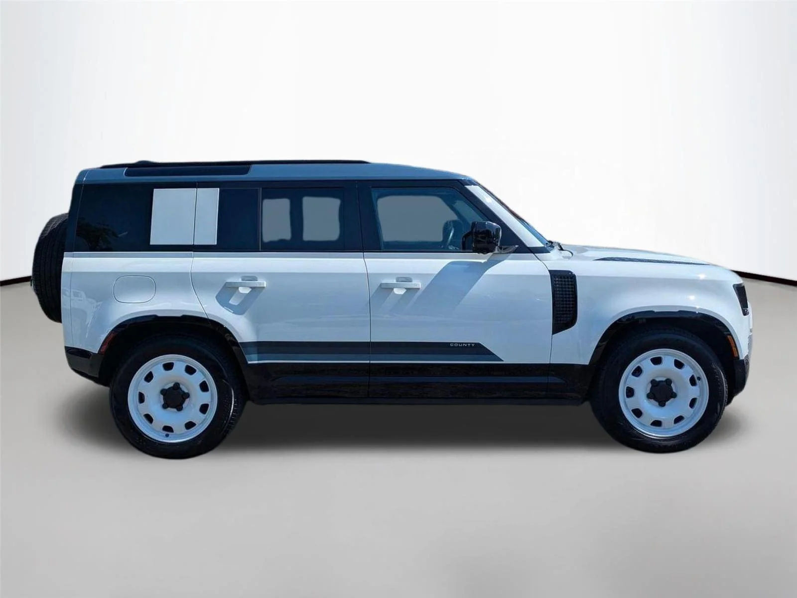Used 2025 Fuji White Land Rover S image 4