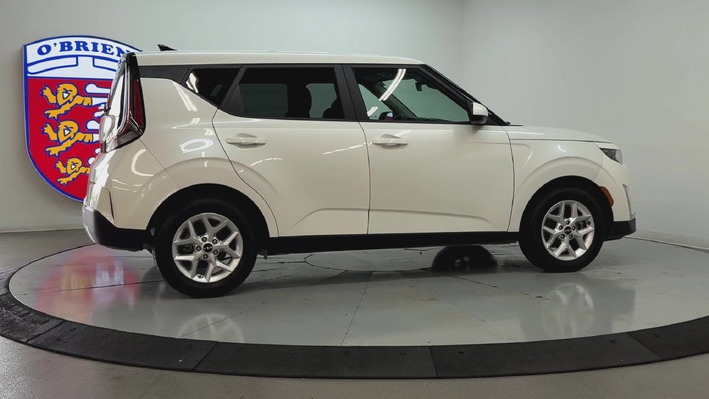 Used 2025 Snow White Pearl Kia LX image 4