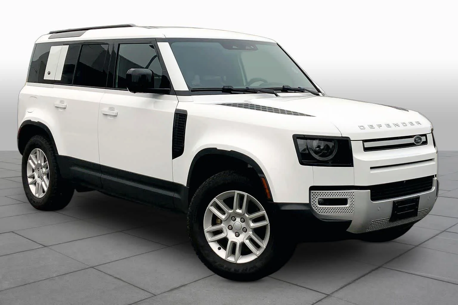 Used 2024 Fuji White Land Rover S image 3
