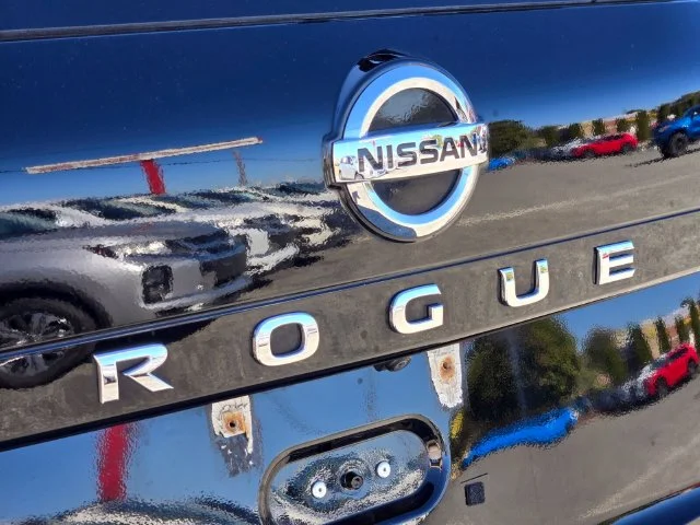 Used 2021 Black Nissan S image 15