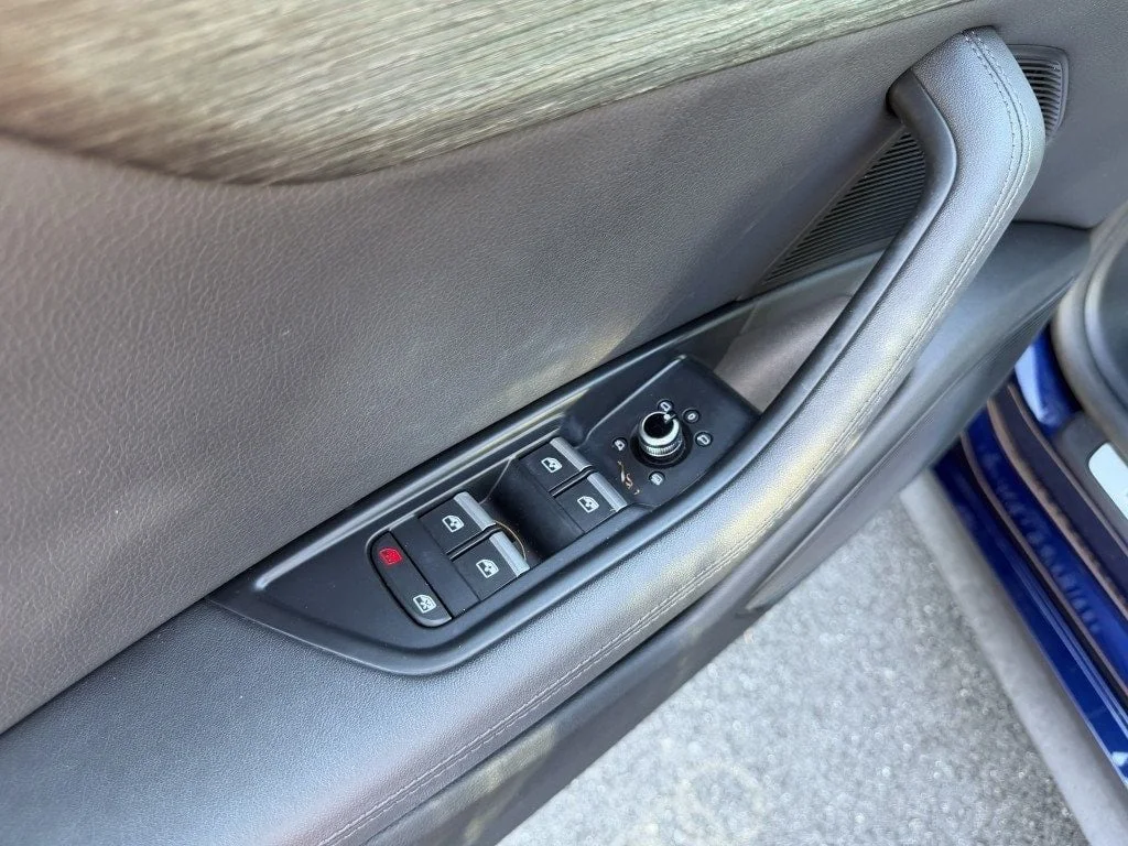 Used 2019 Navarra Blue Metallic Audi  image 9