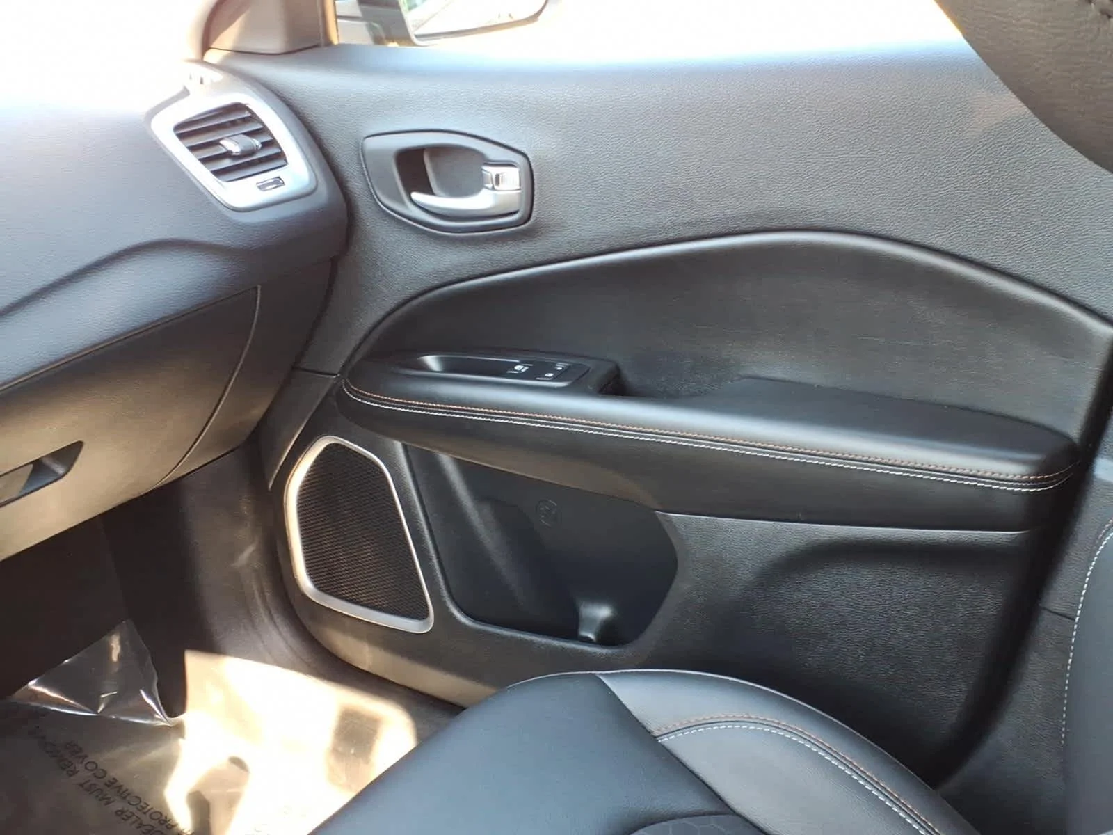 Certified Used 2018 Granite Crystal Met. Clear Coat Jeep Latitude image 17