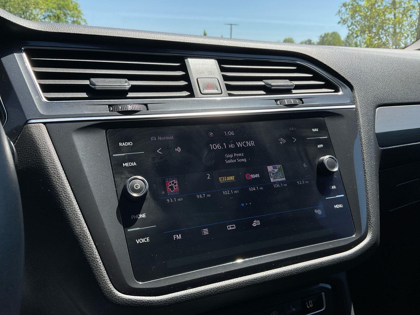 Used 2020 Deep Black Pearl Volkswagen SEL image 19