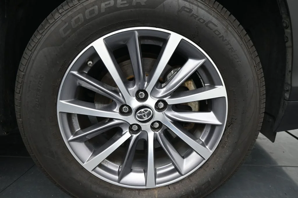 Used 2019 Gray Toyota XLE image 10