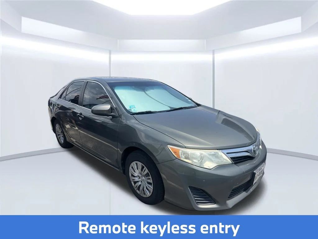 Used 2014 Green Toyota LE image 2