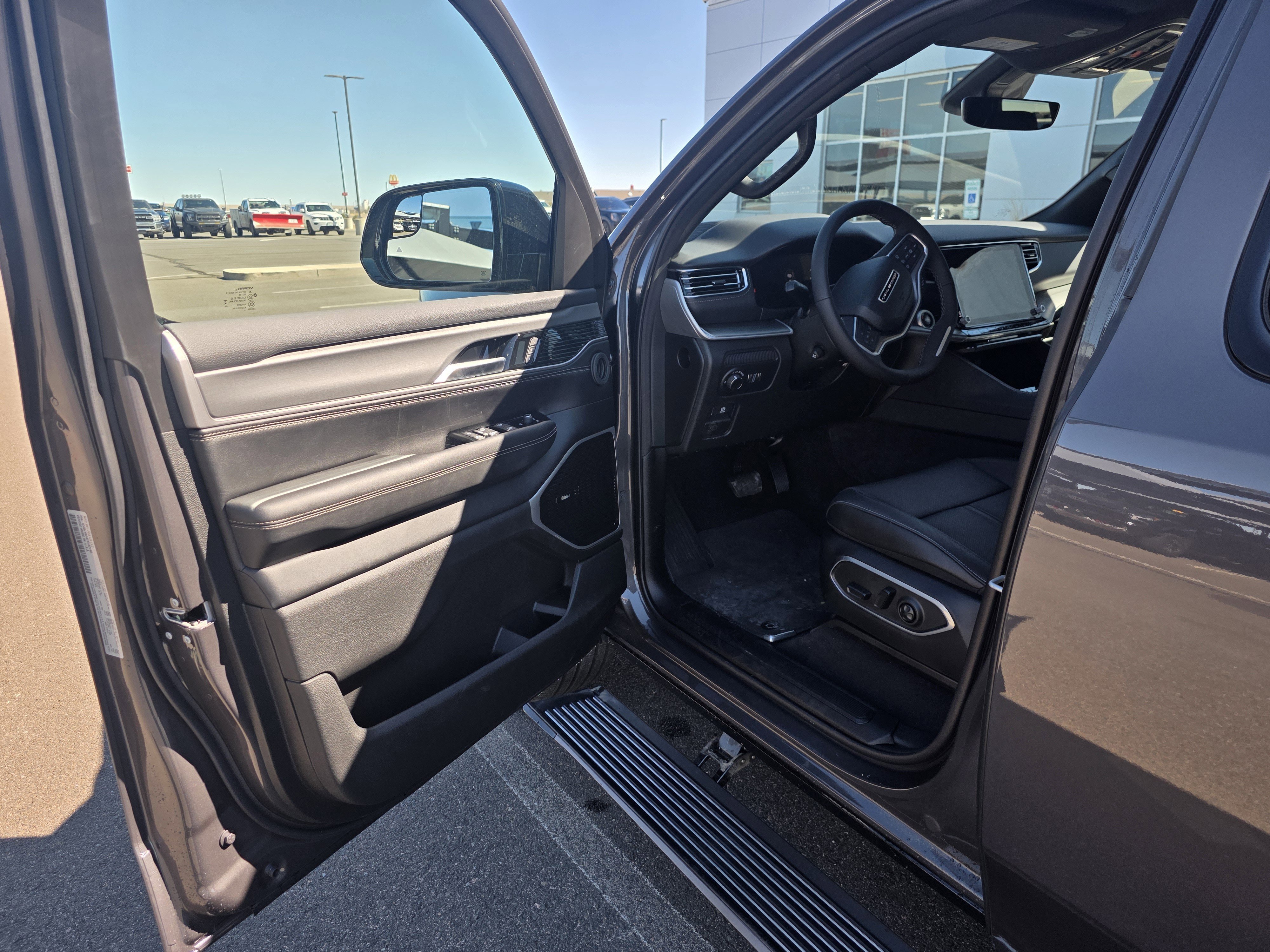 New 2026 Baltic-Gray Metallic Clear-Coat Exterior Paint Jeep Limited Reserve image 9