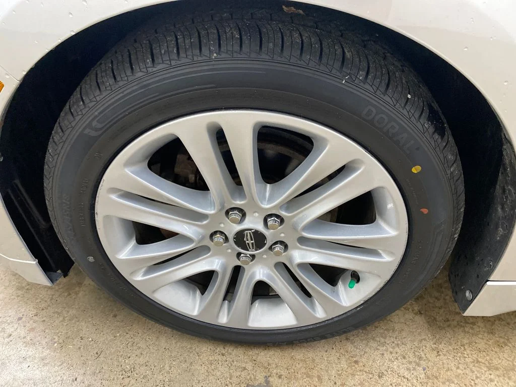 Used 2014 Silver Lincoln Base image 16
