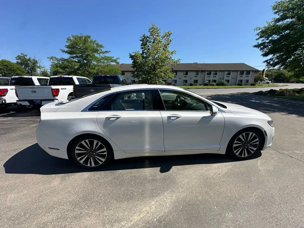 Used 2019 White Lincoln Reserve image 3