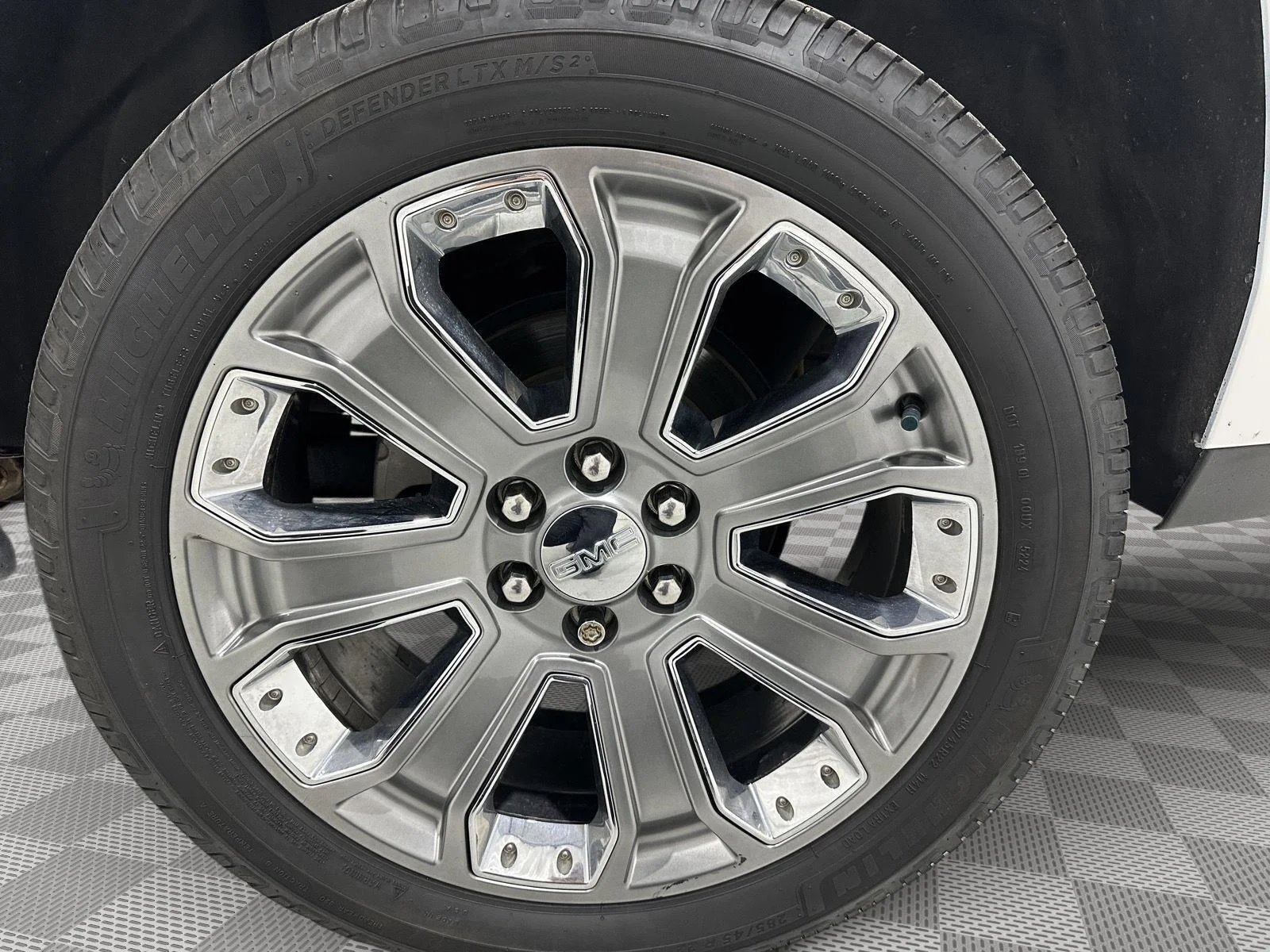 Used 2016 WHITE FROST TRICOAT GMC Denali image 32