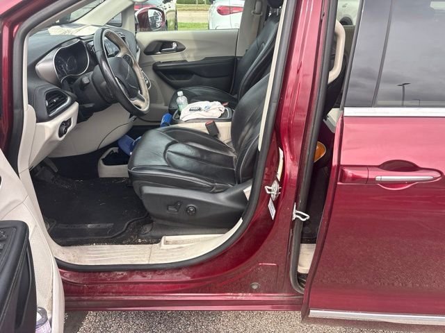 Used 2017 Red Chrysler Limited image 8