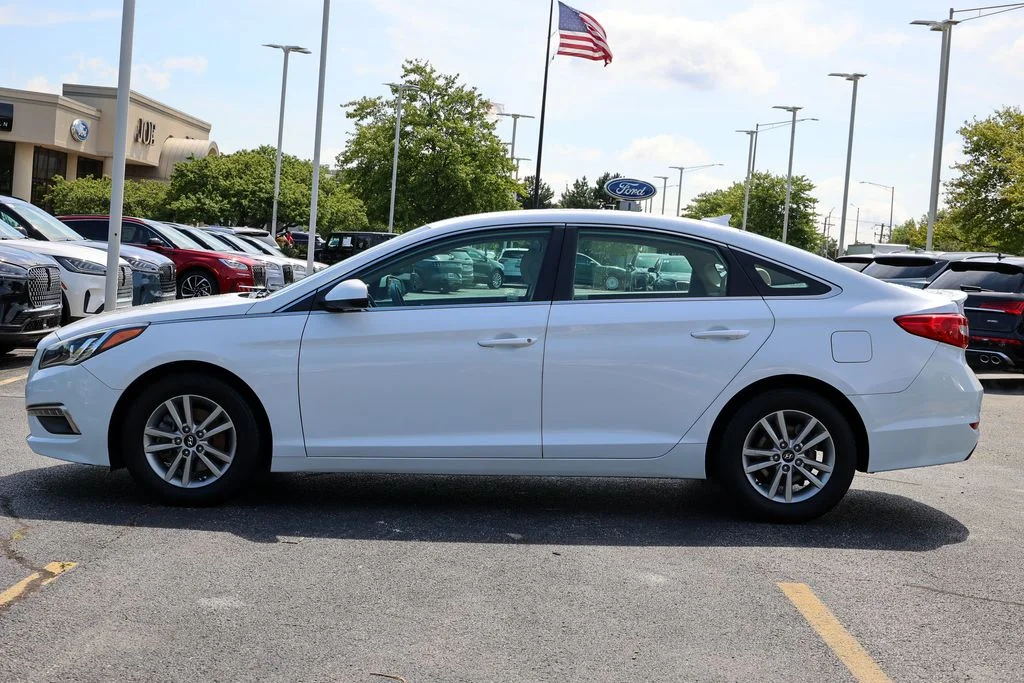 Used 2015 White Hyundai SE image 20