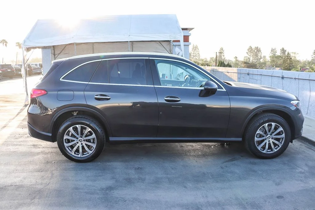 Used 2023  Mercedes-Benz GLC 300 image 13